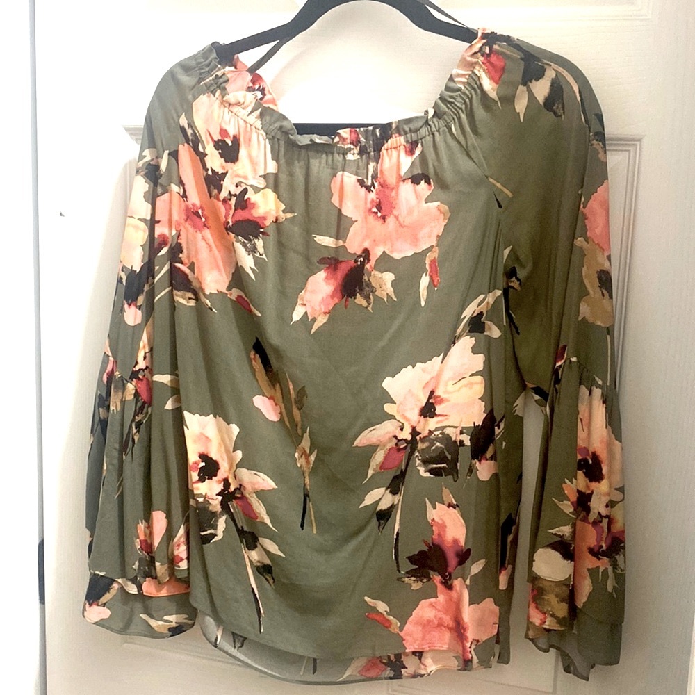 White House Black Market floral top with flare sleeves